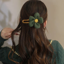 Load image into Gallery viewer, Elegant Plush Flower Hairpins